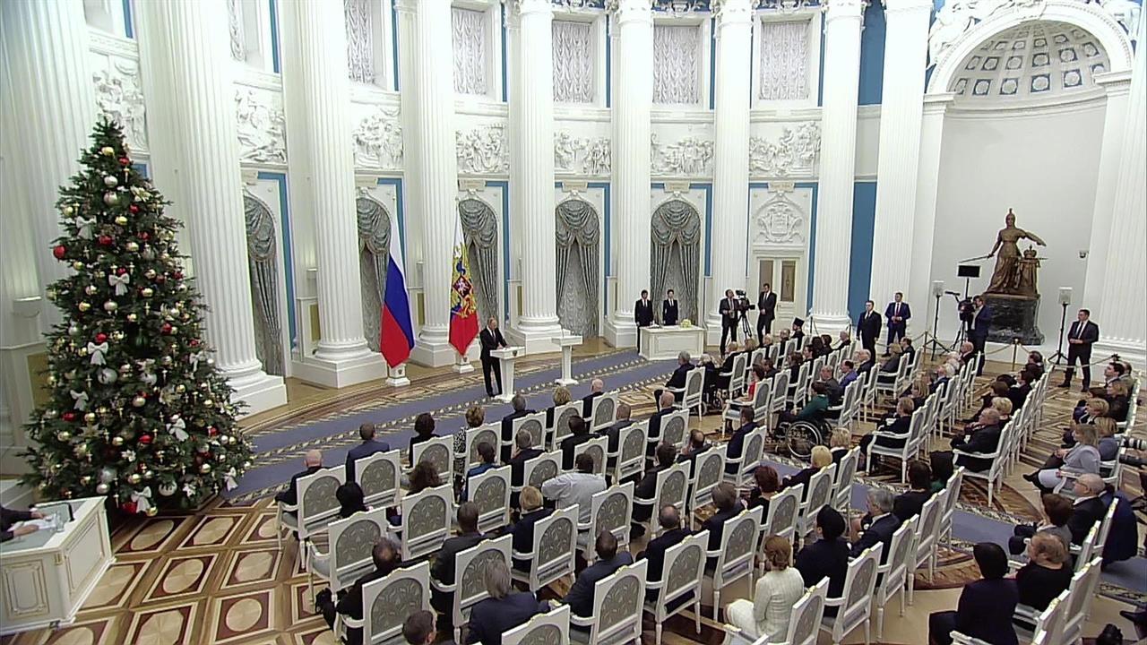Владимир Путин вручил госпремии правозащитнику Люд... Алексеевой и благотворителю Владимиру Вавилову