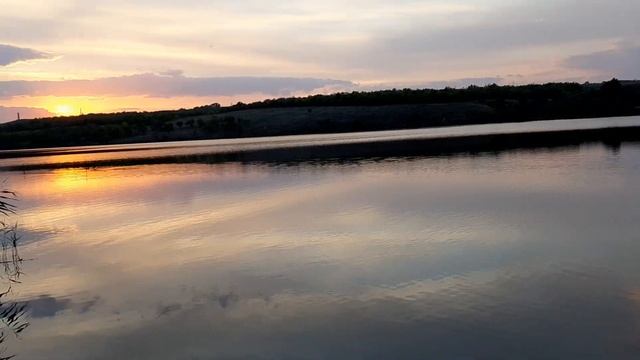 Плавают утки. Закат солнца. смотреть онлайн