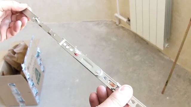 Соединение ножниц  и среднего запора при ремонте пластиковых окон