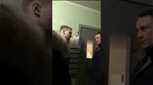 Парню надоело что в подъезде постоянно собираются пьяные компании.