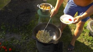 Свиные ребрышки с овощами в казане на костре
