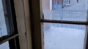 Состояние заброшенного здания в мкр.Горушки(ул.Южная).Все открыто и свободный вход.18.02.2023.