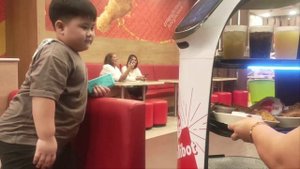 В китайских кафе появились роботы официанты