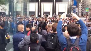 Cheers greet NYC Apple Store iPhone 6s customers - 5th Ave Store