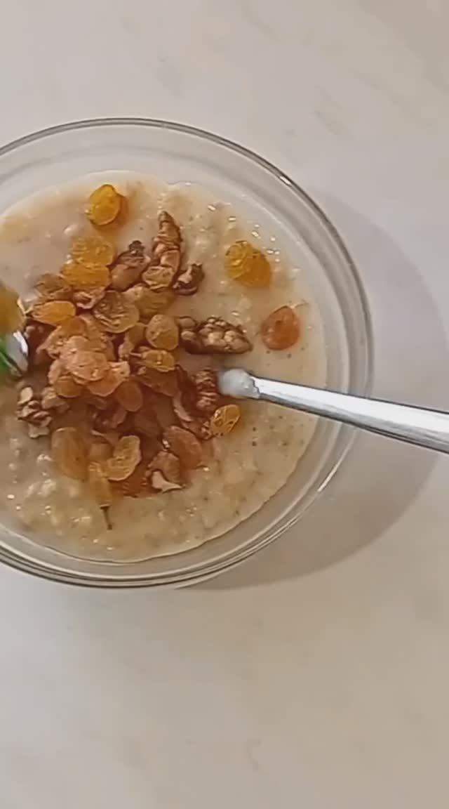 Овсянка с грецким орехом и изюмом на не молоке - Oatmeal porridge with walnuts and raisins on milk