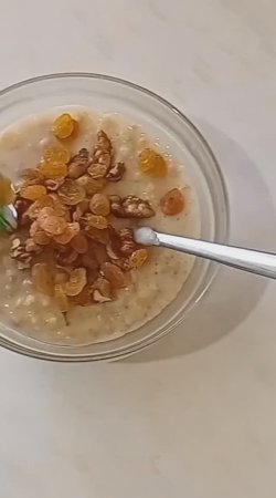Овсянка с грецким орехом и изюмом на не молоке - Oatmeal porridge with walnuts and raisins on milk