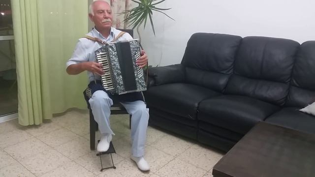 Рафаилов Рафой играет для внуков в Израиле