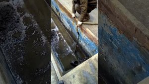 Откачка воды из смотровой ямы пылесосом .