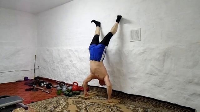 Отжимания на кулаках в вертикальной стойке смотреть онлайн