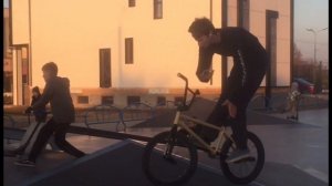 #bmx Трюки на самокате в школе/ Опять начинаю гриндить / Рейла разваливается