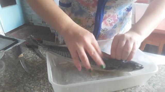 Как разобрать скумбрию со спины