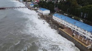 Лоо смыло набережную 03.09.21 Подмыло здание находившееся на берегу!