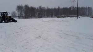 Чистка снега трактором МТЗ 1221. Уборка снега в Минске.