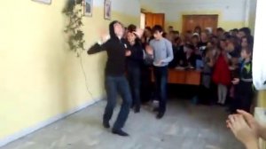 Кавказцы танцуют лезгинку в школе №80 г. Кемерово
