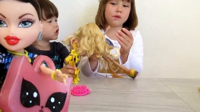 3 куклы Братц и много акссесуаров для кукл. 3 Bratz Dolls And Many Accessories