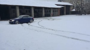 BMW 125i Coupé drifting in the snow