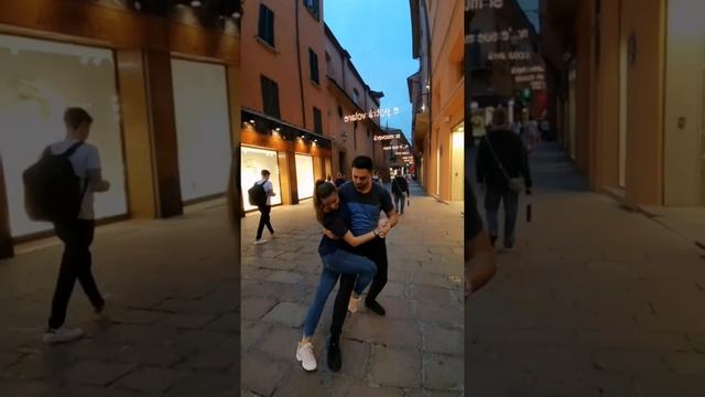 #kizombafusion #zouk #bachata @Bologna streets (VLAD & DIANA) ❤️ смотреть онлайн