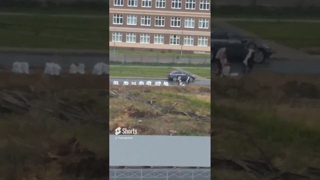 Экскаватор погрузчик более 100 мешков привез для постройки и за этим забором тоже самое #shorts