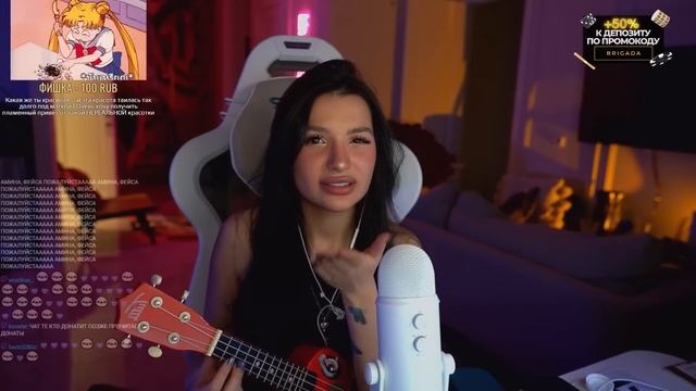 АМИНА РОФЛИТ СО СТАРЫХ ФОТО И ПОЕТ ИГРАЯ НА УКУЛЕЛЕ смотреть онлайн