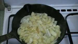 КУРИНЫЕ ЖЕЛУДКИ ТУШЕНЫЕ С ЛУКОМ И МОРКОВЬЮ В СМЕТАННОМ СОУСЕ.