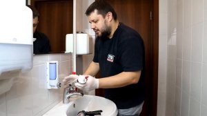 Герметизация шва при помощи герметика TYTAN Professional «Премиум ванная»
