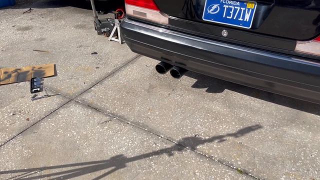 Mercedes w140 s500 upgraded exhaust tips and Magnaflow custom exhaust drive by and in car sound смотреть онлайн