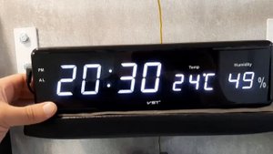 Электронные часы будильник, показывают температуру и влажность.