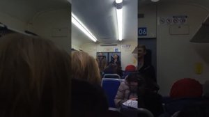 Народные песни поют очень хорошо в электричке