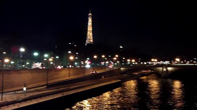 На мосту через реку Сена поздним вечером. смотреть онлайн