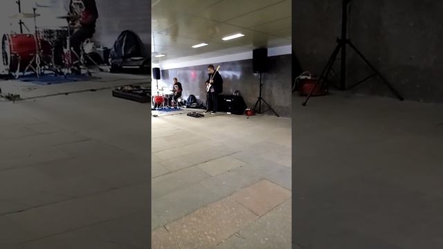 Концерт в переходе у метро Арбат 1 смотреть онлайн