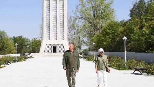 Президент Азербайджана Ильхам Алиев и первая леди Мехрибан Алиева в ходе поездки в Шушу