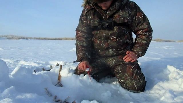 ПЕРВАЯ РЫБАЛКА В НОВОМ 2023 ГОДУ! ОКУНЬ НА БЛЕСНУ И НА МОРМЫШКУ!