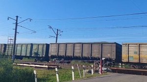"Экспресс съёмка" Электровоз 2ЭС10-131 "Гранит" с грузовым поездом на переезде.