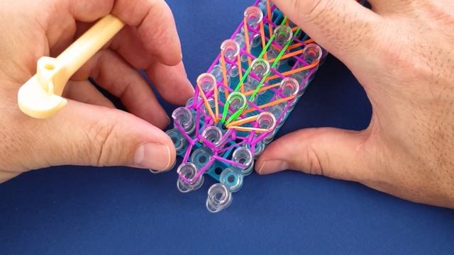 Браслет из резинок морковка. Как сплести браслет из резинок на станке. смотреть онлайн