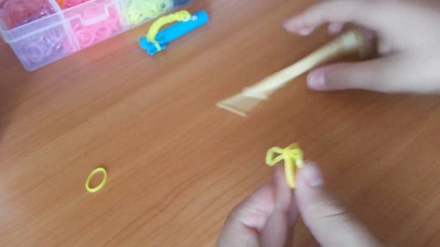 Как плести прочный браслет их резинок. смотреть онлайн