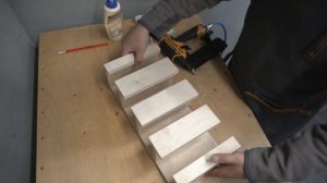 Полка для шуруповертов в мастерскую.