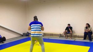Бокс. Спарринг новичка и опытного боксёра. Сильный удар