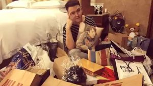 Димаш Кудайбергена завалили  подарками в Китае