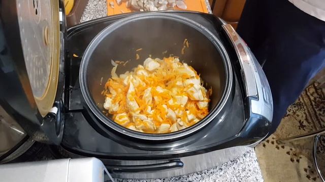 Курица в сметанном соусе с грибами в мультиварке