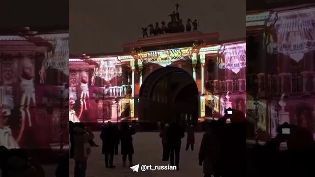 На Дворцовой площади в Петербурге  красочное мультимедийное шоу