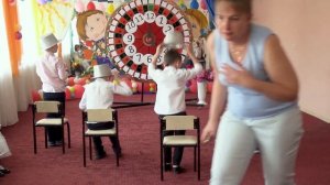 Танец на стульях Джентельменов в шляпах в Детском Саду