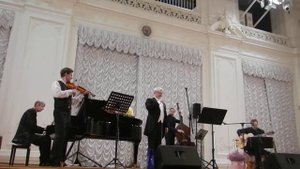 "Эх, друг гитара!" Поет Сергей Зыков.