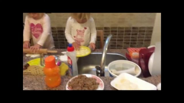 Двойняшки Ксюша и Маша лепят пельмени у бабушки смотреть онлайн