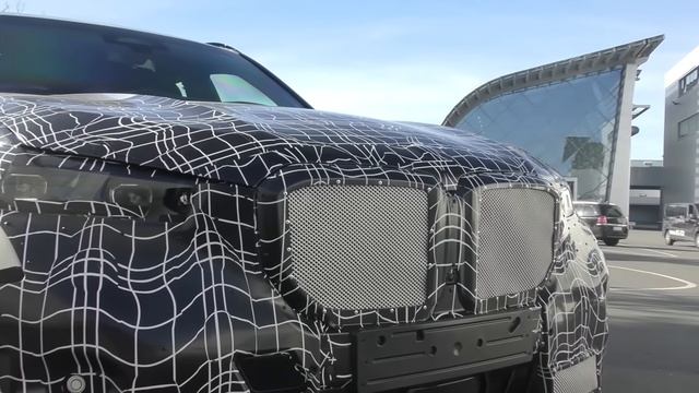 2024 BMW X5 Facelift SPIED getting unloaded - SPY SHOT!