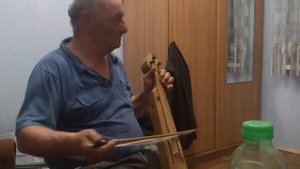 Дедушка играет на кеменча