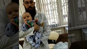 Как правильно брать ребёнка на руки