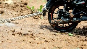 Мотоцикл спас грузовичка из ямы