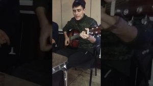 Песня про шута и королеву супер играет и поет