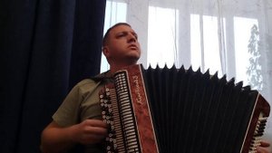 Роза белая на баяне