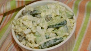 Зеленый салат с горошком